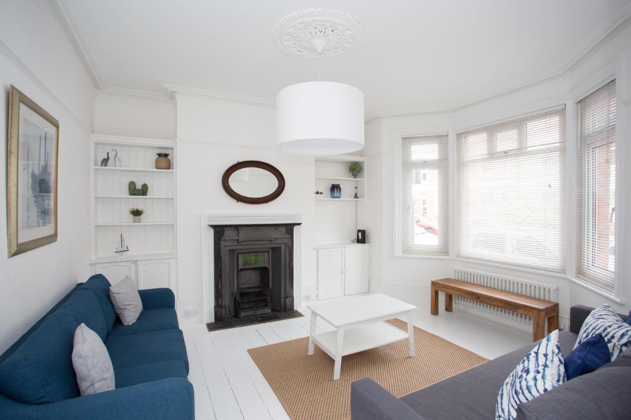 Elegant York House - On A Beach Road, Sleeps 12, With Sea Views Вётинг Экстерьер фото