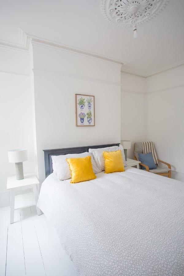 Elegant York House - On A Beach Road, Sleeps 12, With Sea Views Вётинг Экстерьер фото
