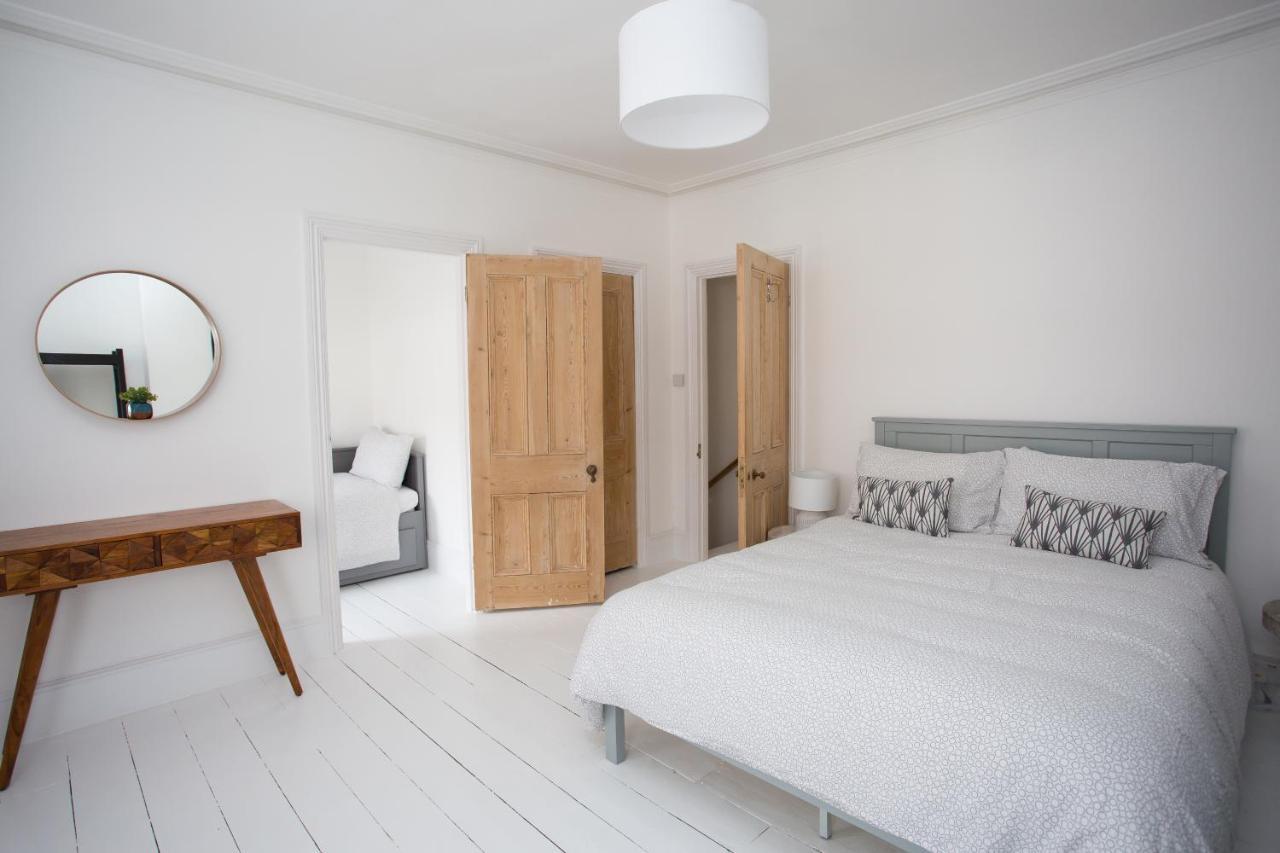 Elegant York House - On A Beach Road, Sleeps 12, With Sea Views Вётинг Номер фото