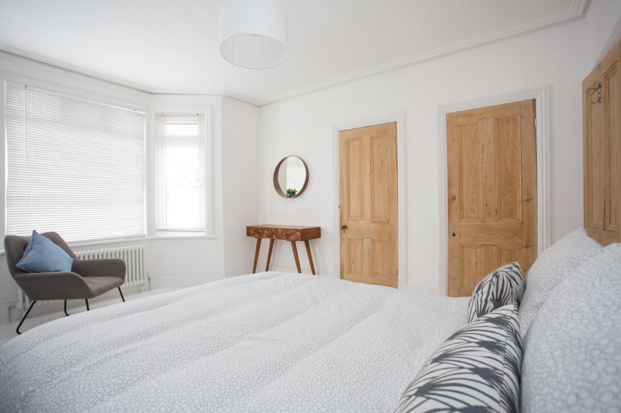 Elegant York House - On A Beach Road, Sleeps 12, With Sea Views Вётинг Экстерьер фото