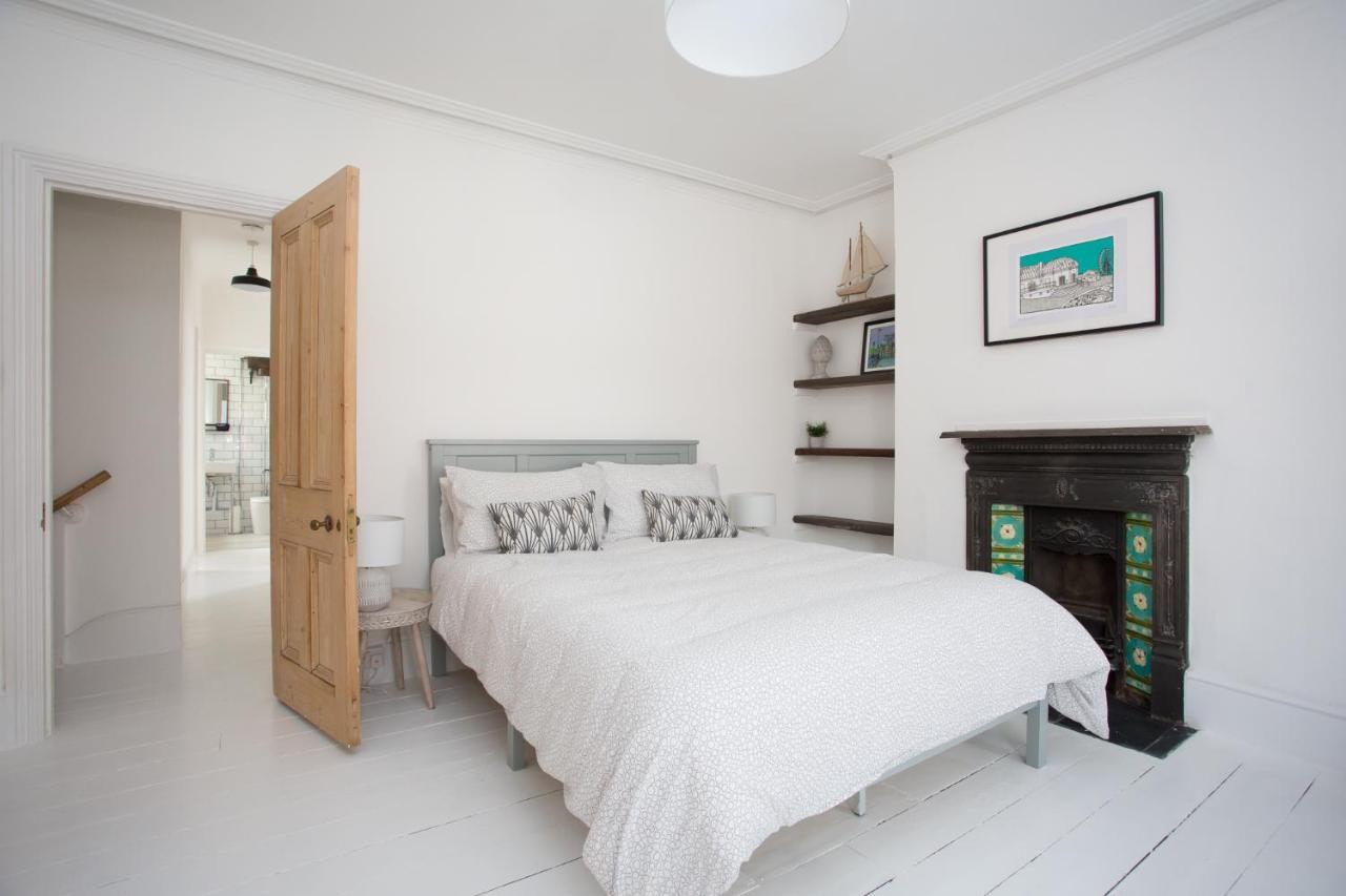 Elegant York House - On A Beach Road, Sleeps 12, With Sea Views Вётинг Экстерьер фото