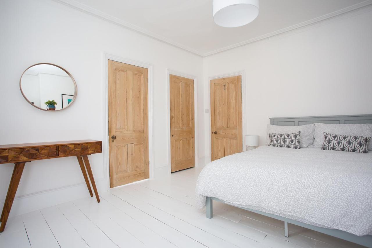 Elegant York House - On A Beach Road, Sleeps 12, With Sea Views Вётинг Экстерьер фото