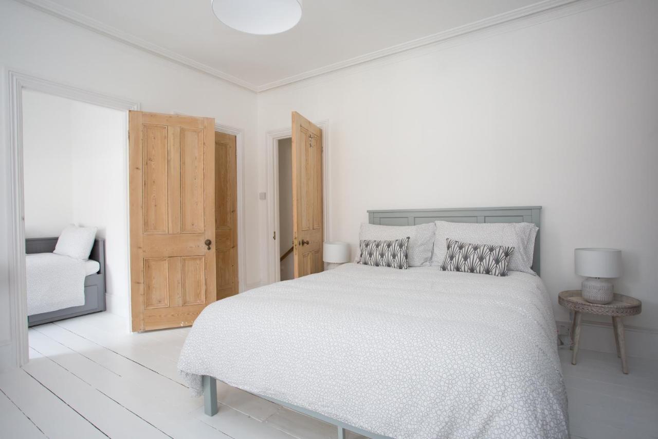 Elegant York House - On A Beach Road, Sleeps 12, With Sea Views Вётинг Экстерьер фото