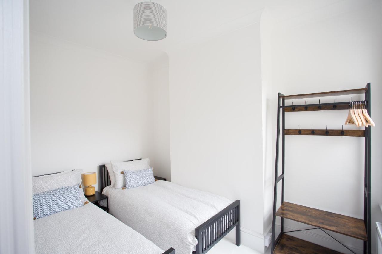 Elegant York House - On A Beach Road, Sleeps 12, With Sea Views Вётинг Экстерьер фото